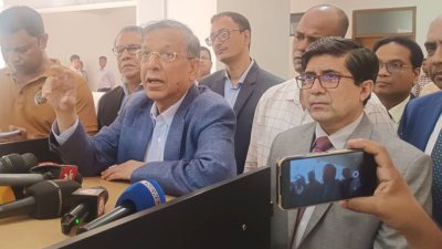 সাংবাদিকদের সঙ্গে কথা বলছেন আইনমন্ত্রী আনিসুল হক
