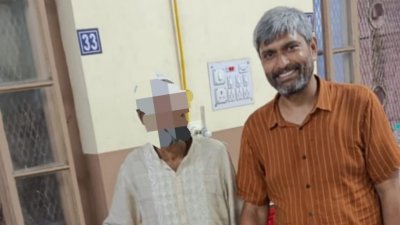 নিখোঁজ বাংলাদেশি নাগরিককে তার বাবার হাতে তুলে দিলেন কলকাতার বাসিন্দা সম্রাট মুখোপাধ্যায়