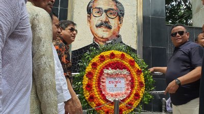 ব্রাহ্মণবাড়িয়া শহরের বঙ্গবন্ধু স্কয়ারে জাতির পিতার প্রতিকৃতিতে পুস্পস্তবক অর্পণ করেন গৃহায়ণ ও গণপূর্তমন্ত্রী র আ ম উবায়দুল মোকতাদির চৌধুরী