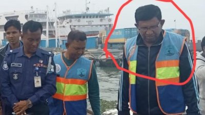 ভোলার পূর্ব ইলিশা নৌ থানার এএসআই মো. মোক্তার হোসেন (সবার ডানে)