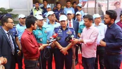 সাংবাদিকদের সঙ্গে আইজিপি চৌধুরী আবদুল্লাহ আল-মামুন (ছবি: নাসিরুল ইসলাম)