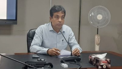 সংবাদ সম্মেলনে বাংলাদেশ রোড ট্রান্সপোর্ট অথরিটির (বিআরটিএ) চেয়ারম্যান নুর মোহাম্মদ মজুমদার