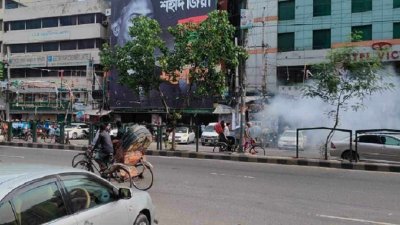 বিএনপির কেন্দ্রীয় কার্যালয়ের সামনে চারটি ককটেল বিস্ফোরণ হয়েছে