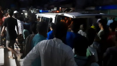 আহতদের হাসপাতালে নেওয়া হচ্ছে