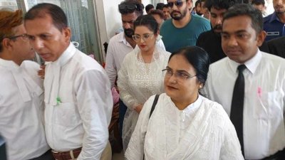 আদালত চত্বরে পরীমণি (ছবি: প্রতিবেদক)