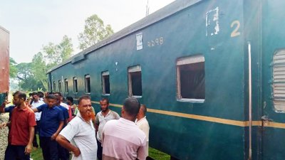 লাইনচ্যুত কলেজ ট্রেনের বগি (ছবি: বাংলা ট্রিবিউন)