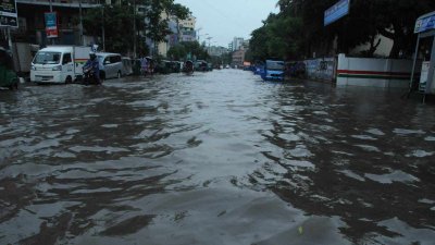 দেড়-দুই ঘণ্টার বৃষ্টিতে রাজধানীর বিভিন্ন প্রধান সড়ক ও অলিগলিতে পানি জমে স্বাভাবিক চলাচল বিঘ্নিত হয় (ছবি: নাসিরুল ইসলাম)