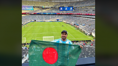 লাল-সবুজের পতাকা হাতে মেট লাইফ স্টেডিয়ামে অসীম।