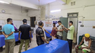 আহতদের হাসপাতালে নিয়ে আসেন স্বজনরা