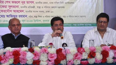 কথা বলছেন মেয়র তাপস