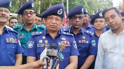 বাগেরহাটে নৌ-পুলিশের ট্রেনিং একাডেমিক ভবন উদ্বোধন শেষে সাংবাদিকদের বিভিন্ন প্রশ্নের উত্তর দেন আইজিপি চৌধুরী আবদুল্লাহ আল-মামুন