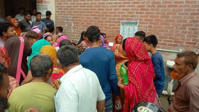 মরদেহ দেখতে উৎসুক জনতার ভিড় (ছবি: বাংলা ট্রিবিউন)
