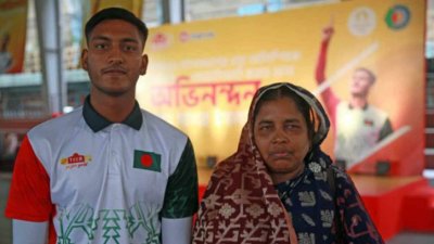 মায়ের সঙ্গে সাগর