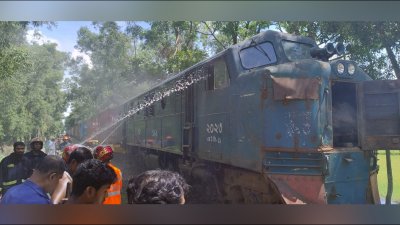 আগুন নেভাচ্ছেন ফায়ার সার্ভিসের কর্মীরা (ছবি: বাংলা ট্রিবিউন)