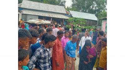 ঘটনাস্থলে এলাকাবাসী