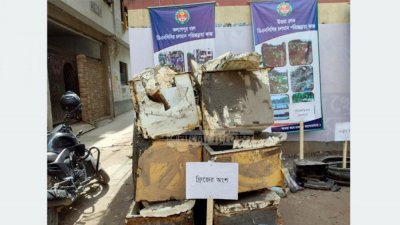 মিরপুরে গোদাগাড়ি খাল থেকে উদ্ধার করা ফ্রিজ, ছবি ২০২০ সালের