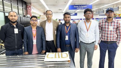 উদ্ধার হওয়া সোনার সঙ্গে কর্মকর্তারা