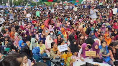 শাহবাগ মোড় অবরোধ করেন আন্দোলনরত শিক্ষার্থীরা