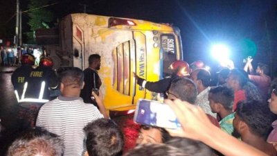 গাইবান্ধা-পলাশবাড়ী সড়কের তুলসীঘাট হেলিপ্যাডের সামনে এই দুর্ঘটনা ঘটে