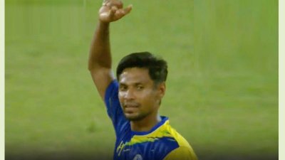 ম্যাচের একটি দৃশ্যে মোস্তাফিজুর রহমান