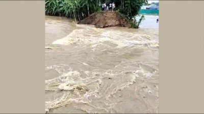বাঁধ ভেঙে পানি প্রবেশ
