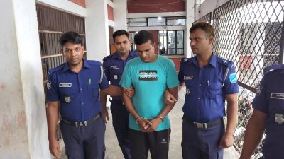রায় ঘোষণার পর আদালত প্রাঙ্গণে আসামি হাবিবুর রহমান (ছবি: বাংলা ট্রিবিউন)