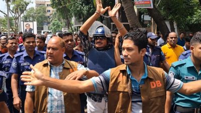 কড়া নিরাপত্তায় আদালতে নেওয়া হয় জাকির খানকে (ছবি: বাংলা ট্রিবিউন)
