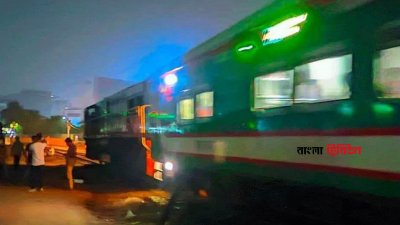 ঢাকা থেকে ছেড়ে আসা নোয়াখালীগামী উপকূল এক্সপ্রেস ট্রেনে পাথর ছুড়েছে দুর্বৃত্তরা