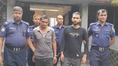 গ্রেফতার দুই যুবক (ছবি: বাংলা ট্রিবিউন)