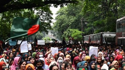 শাহবাগ মোড় অবরোধ করেছেন আন্দোলনরত শিক্ষার্থীরা। ছবি: সাজ্জাদ হোসেন
