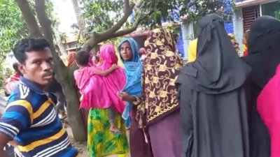 নিহতদের মরদেহের পাশে স্থানীয়দের ভিড়