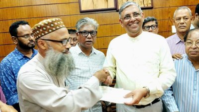 বিভিন্ন স্থানীয় সংগঠনের জন্য অনুদানের চেক হস্তান্তর করেন আ ফ ম বাহাউদ্দিন নাছিম