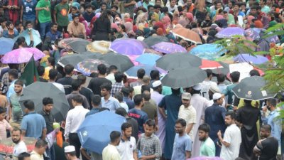 এই দিন বৃষ্টি উপক্ষা করেই শাহবাগ মোড় অবরোধ করেন আন্দোলনরত শিক্ষার্থীরা। ছবি: সাজ্জাদ হোসেন
