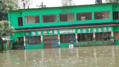 অনেক বিদ্যালয়ের মাঠে পানি ঢুকেছে