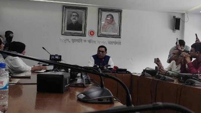 সংবাদ সম্মেলনে বিদ্যুৎ জ্বালানি ও খনিজ সম্পদ প্রতিমন্ত্রী নসরুল হামিদ