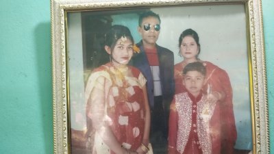 দুই সন্তানের সঙ্গে (সামনে) নিহত স্বামী স্ত্রী (পেছনে)