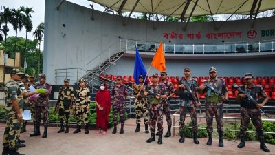 পতাকা বৈঠকের মাধ্যমে ওই তরুণীকে হস্তান্তর করা হয়