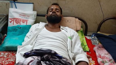 গুরুতর আহত অবস্থায় পটুয়াখালী মেডিক্যাল কলেজ হাসপাতালে চিকিৎসাধীন আছেন মনির মীর