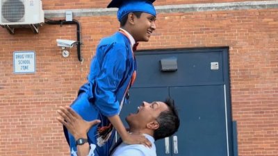 বাবা রাশিদুল বারির সঙ্গে সুবর্ণ আইজ্যাক বারি। ছবি: সিএনএন