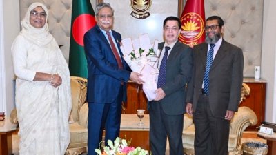 উপাচার্য অধ্যাপক ফরিদ উদ্দিন আহমেদের নেতৃত্বে বঙ্গভবনে রাষ্ট্রপতির সঙ্গে সৌজন্য সাক্ষাৎ করে শাবিপ্রবির প্রতিনিধি দল