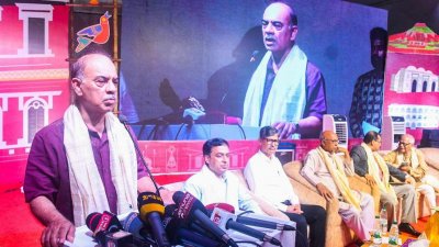 বক্তব্য দিচ্ছেন বেসামরিক বিমান পরিবহন ও পর্যটন মন্ত্রণালয়ের মন্ত্রী মুহাম্মদ ফারুক খান