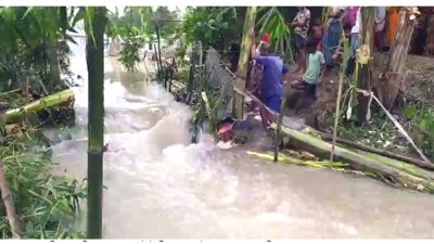 রাস্তা ভেঙে বন্যার পানি গ্রামে ঢুকে পড়ছে