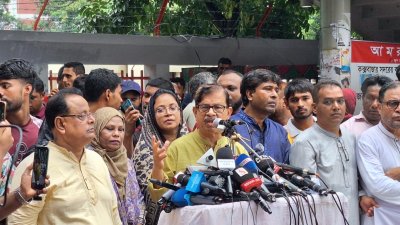 বক্তব্য দিচ্ছেন গণতন্ত্র মঞ্চের অন্যতম নেতা এবং নাগরিক ঐক্যের সভাপতি মাহমুদুর রহমান মান্না