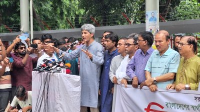 বক্তব্য দিচ্ছেন গণতন্ত্র মঞ্চের সমন্বয়কারী গণসংহতি আন্দোলনের প্রধান জোনায়েদ সাকি