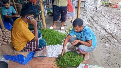 কাঁচা মরিচের দাম করছেন এক ক্রেতা