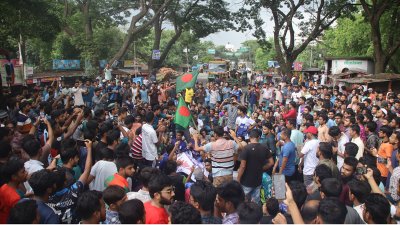 সারা দেশে সড়ক-মহাসড়ক অবরোধের ডাক দিয়েছেন শিক্ষার্থীরা