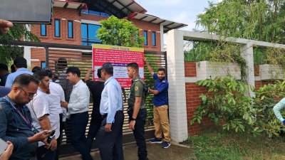 জেলা প্রশাসন ও দুদকের সমন্বয়ে গঠিত টিম বাড়িটি ক্রোক করে