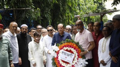 প্রয়াত জিয়ার কফিনে পুষ্পস্তবক অর্পণ করেছেন সতীর্থরা।