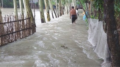 দুধকুমার নদের একটি বন্যা নিয়ন্ত্রণ ‘বাঁধ’ ভেঙে কমপক্ষে ১০ গ্রাম প্লাবিত হয়েছে