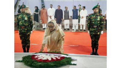 শ্রদ্ধা নিবেদন করছেন প্রধানমন্ত্রী শেখ হাসিনা (ছবি: ফোকাস বাংলা)